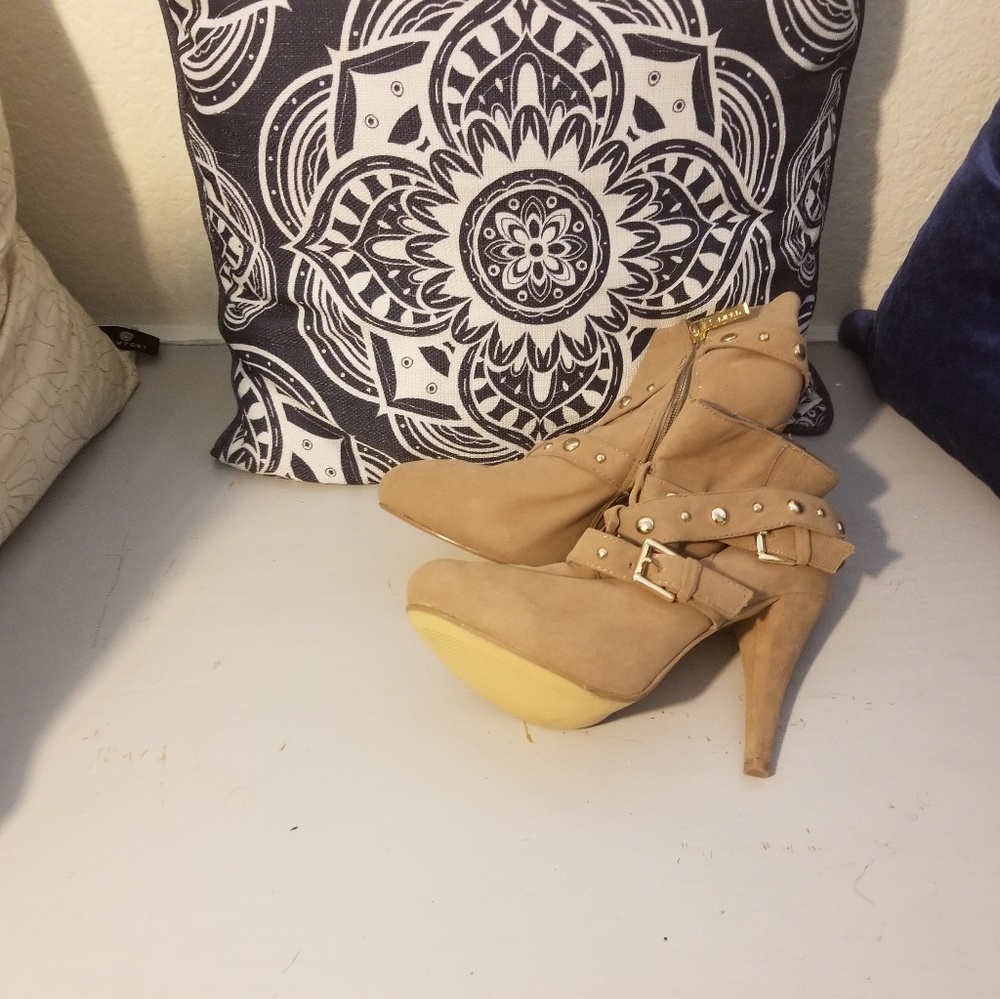 Heel booties